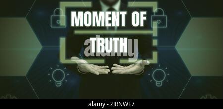 Segno che mostra il momento della verità. Foto concettuale tempo di prendere una decisione Climax di una situazione importante uomo seduto sul tavolo di lavoro e presentazione Foto Stock