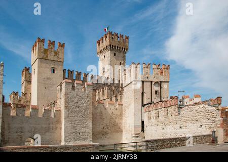 Splendido e imponente Castello Scaligero sul Lago di Garda, Sirmione, Brescia, Italia Foto Stock