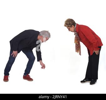 coppia anziana che cerca sul piano su sfondo bianco Foto Stock