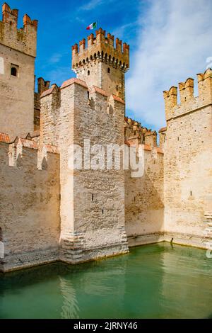 Splendido e imponente Castello Scaligero sul Lago di Garda, Sirmione, Brescia, Italia Foto Stock