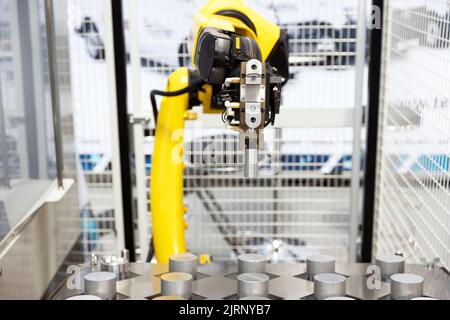 Prelevamento e posizionamento industriale, inserimento, test di qualità o macchina che tende braccio robotico Foto Stock