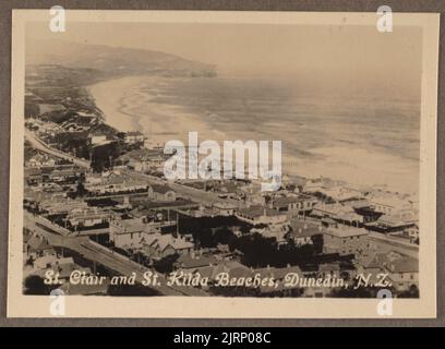 Spiagge di St Clair e St Kilda, Dunedin, Nuova Zelanda. Dall'album: Snap, circa 1920s, Nuova Zelanda, costruttore sconosciuto. Foto Stock