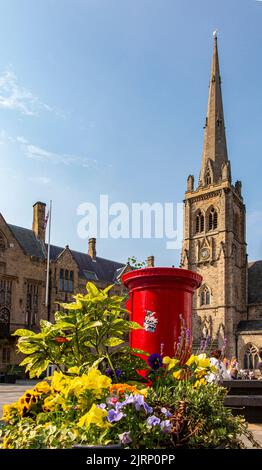 Una giornata di sole nella città di Durham mercato Place County Durham Foto Stock