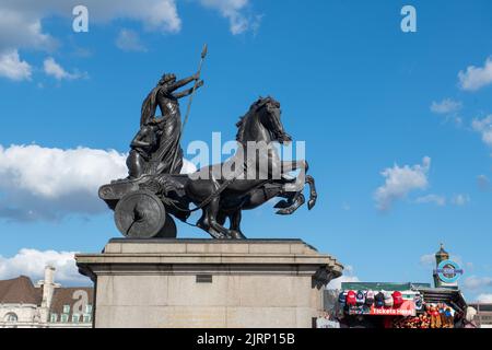 Statua di Boudica e London Eye vicino a Westminster Bridge London Foto Stock