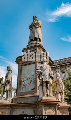 Statua di Leonardo da Vinci, marmo e granito, raffigurante l'artista e inventore italiano con quattro dei suoi studenti, Piazza della Scala, Milano, Italia Foto Stock