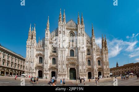 Bella architettura del Duomo di Milano, una chiesa cattolica romana in marmo ornata, nel nord Italia Foto Stock
