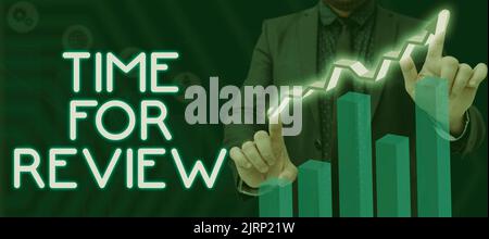 Tempo del segno di scrittura della mano per la revisione. Approccio aziendale Valutazione Feedback momento Performance Rate valutare imprenditore in tuta che tiene il tablet simboleggiare Foto Stock