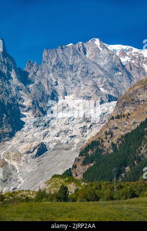 Paesaggio innevato in estate del Monte Bianco (Monte Bianco) e del Ghiacciaio della Brenva dalla Valle d'Aosta, Italia Foto Stock