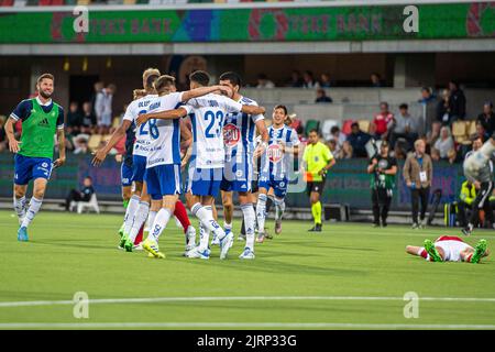 Silkeborg, Danimarca. 25th ago, 2022. I giocatori di HJK Helsinki festeggiano dopo la partita di qualificazione della UEFA Europa League tra Silkeborg IF e HJK Helsinki al JYSK Park di Silkeborg. (Photo Credit: Gonzales Photo/Alamy Live News Foto Stock