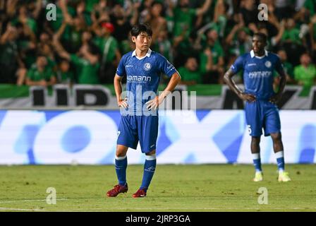 Hyunseok Hong di Gent sembra sconsolato durante una partita di calcio tra Cypriot Omonia Nicosia e Belga KAA Gent a Nicosia, Cipro giovedì 25 agosto 2022, la tappa di ritorno dei play-off per il concorso UEFA Europa League. FOTO DI BELGA DAVID CATRY Foto Stock