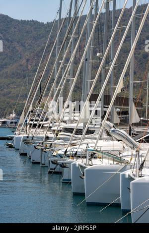 Catamarano a vela e yacht in marina Foto Stock