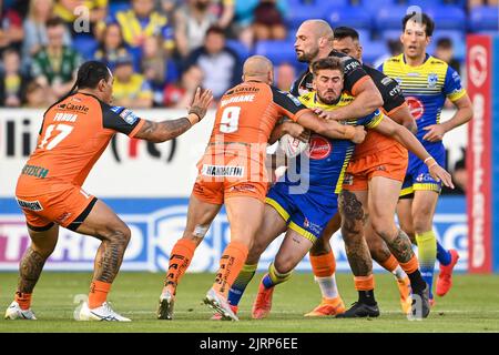 Greg Minikin #21 di Warrington Wolves è affrontato da Paul McShane #9 di Castleford Tigers in, il 8/25/2022. (Foto di Craig Thomas/News Images/Sipa USA) Credit: Sipa USA/Alamy Live News Foto Stock