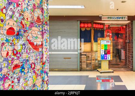 tokyo, giappone - 06 2022 agosto: Corridoio del centro commerciale Nakano Broadway con persiane che raffigurano i personaggi kaikai-kiki del famoso artista pop Murakami T. Foto Stock