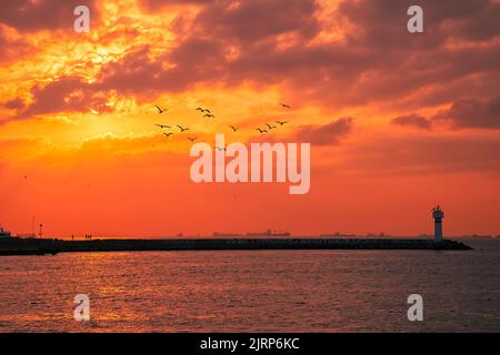 Incredibile tramonto e faro di Kadikoy. Vista da una giornata nuvolosa a Istanbul Foto Stock