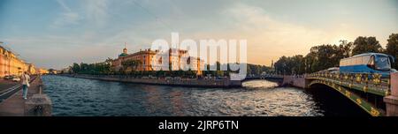 Panorama del Castello di Mikhailovsky a San Pietroburgo e Fontanka in estate sera al tramonto. Foto Stock