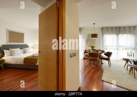 letto matrimoniale con testiera, cuscini e copertura grigia in camera  d'hotel Foto stock - Alamy