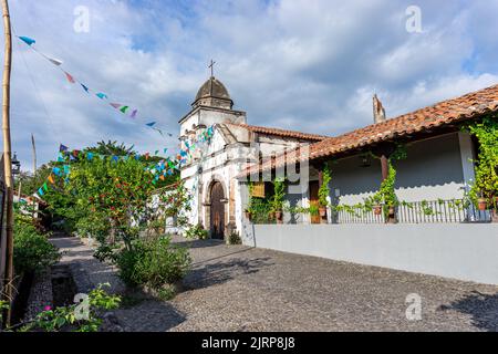 Vecchia chiesa coloniale nella città di Nogueras, Comala, Colima, Messico Foto Stock