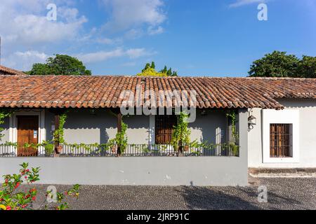 Vecchia chiesa coloniale nella città di Nogueras, Comala, Colima, Messico Foto Stock