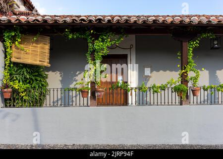 Vecchia chiesa coloniale nella città di Nogueras, Comala, Colima, Messico Foto Stock