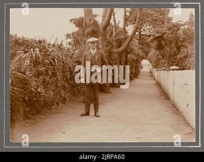 La nostra luna di miele all'incantevole New Plymouth. Dal 14 al 20 dicembre 1915: Sentiero per il Parco Kawaroa. Dall'album: Fotografie di famiglia. [1914-1917], 1915, New Plymouth, di Maud Adkin. Foto Stock