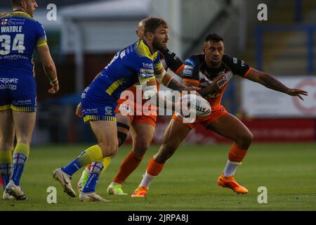 Warrington, Regno Unito. 25th ago, 2022. ***Darryl Clark di Warrington fa un passo durante la partita della Super League tra Warrington Wolves e Castleford allo stadio Halliwell Jones di Warrington, Regno Unito, il 25 agosto 2022. Foto di Simon Hall. Solo per uso editoriale, licenza richiesta per uso commerciale. Non è utilizzabile nelle scommesse, nei giochi o nelle pubblicazioni di un singolo club/campionato/giocatore. Credit: UK Sports Pics Ltd/Alamy Live News Foto Stock