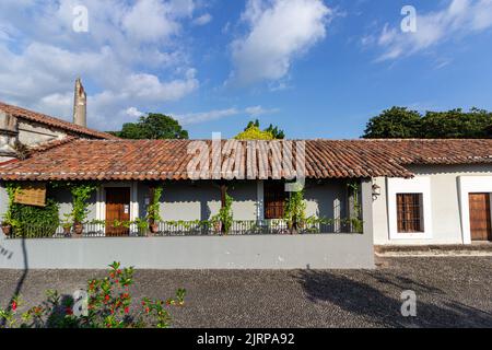 Vecchia chiesa coloniale nella città di Nogueras, Comala, Colima, Messico Foto Stock