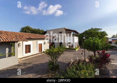 Vecchia chiesa coloniale nella città di Nogueras, Comala, Colima, Messico Foto Stock