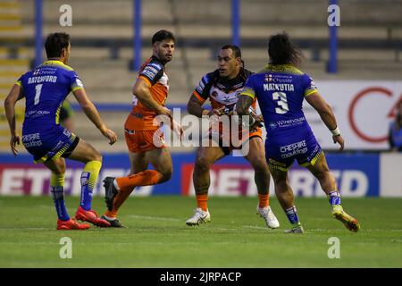 Warrington, Regno Unito. 25th ago, 2022. ***Mahe Fonua di Castleford è affollata durante la partita della Super League tra Warrington Wolves e Castleford allo stadio Halliwell Jones di Warrington, Regno Unito, il 25 agosto 2022. Foto di Simon Hall. Solo per uso editoriale, licenza richiesta per uso commerciale. Non è utilizzabile nelle scommesse, nei giochi o nelle pubblicazioni di un singolo club/campionato/giocatore. Credit: UK Sports Pics Ltd/Alamy Live News Foto Stock