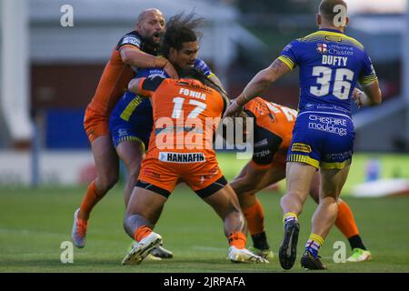 Warrington, Regno Unito. 25th ago, 2022. Peter Matautia di Warrington è combattuta dai difensori di castleford durante la partita della Super League tra Warrington Wolves e Castleford allo stadio Halliwell Jones di Warrington, Regno Unito, il 25 agosto 2022. Foto di Simon Hall. Solo per uso editoriale, licenza richiesta per uso commerciale. Non è utilizzabile nelle scommesse, nei giochi o nelle pubblicazioni di un singolo club/campionato/giocatore. Credit: UK Sports Pics Ltd/Alamy Live News Foto Stock