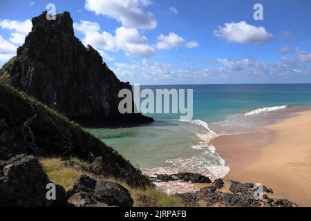 Vista di due fratelli montagna - Morro dos Dois Irmaos in portoghese - a Cacimba do Padre spiaggia a Fernando de Noronha, Brasile Foto Stock