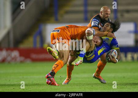 Warrington, Regno Unito. 25th ago, 2022. Paul McShane di Castleford affronta Warringtons Peter Matautia durante la partita di Super League tra Warrington Wolves e Castleford allo stadio Halliwell Jones di Warrington, Regno Unito, il 25 agosto 2022. Foto di Simon Hall. Solo per uso editoriale, licenza richiesta per uso commerciale. Non è utilizzabile nelle scommesse, nei giochi o nelle pubblicazioni di un singolo club/campionato/giocatore. Credit: UK Sports Pics Ltd/Alamy Live News Foto Stock