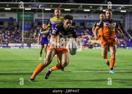 Warrington, Regno Unito. 25th ago, 2022. Prova Castleford Jake Mamo durante la partita della Super League tra Warrington Wolves e Castleford allo stadio Halliwell Jones di Warrington, Regno Unito, il 25 agosto 2022. Foto di Simon Hall. Solo per uso editoriale, licenza richiesta per uso commerciale. Non è utilizzabile nelle scommesse, nei giochi o nelle pubblicazioni di un singolo club/campionato/giocatore. Credit: UK Sports Pics Ltd/Alamy Live News Foto Stock