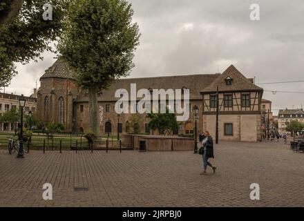 Persone di fronte al Museo Unterlinden, Colmar, Alsac, Francia Foto Stock