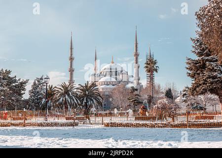 Un bellissimo scatto di una moschea durante l'inverno a Istanbul, in Turchia Foto Stock