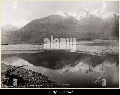 Guardando a Glenorchy da Kinloch - Capo del lago Wakatipu, 1880-1890s, Otago, di Burton Brothers. Foto Stock