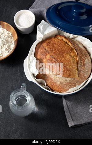 pane, farina di grano, sale e acqua in una brocca di vetro Foto Stock