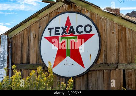 Un'insegna dell'Antica Texaco su un edificio in legno Foto Stock