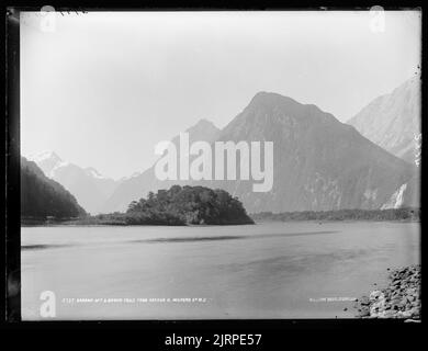 Darran Mountains e Bowen Falls da Arthur River, Milford Sound, N.x., Nuova Zelanda, di Frank Coxhead, Fratelli Burton. Foto Stock