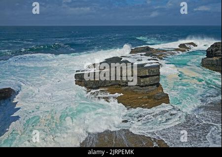 L'Oceano Atlantico incontra la terra ai ponti di Ross - parte della Wild Atlantic Way - sulla Loop Head Peninsula, County Clare, Repubblica d'Irlanda Foto Stock