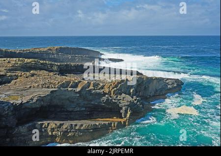 L'Oceano Atlantico incontra la terra ai ponti di Ross - parte della Wild Atlantic Way - sulla Loop Head Peninsula, County Clare, Repubblica d'Irlanda Foto Stock