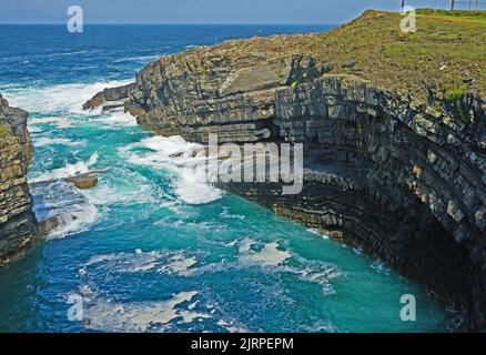 L'Oceano Atlantico incontra la terra ai ponti di Ross - parte della Wild Atlantic Way - sulla Loop Head Peninsula, County Clare, Repubblica d'Irlanda Foto Stock