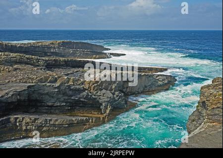 L'Oceano Atlantico incontra la terra ai ponti di Ross - parte della Wild Atlantic Way - sulla Loop Head Peninsula, County Clare, Repubblica d'Irlanda Foto Stock