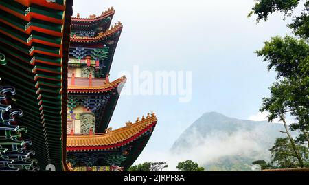 Dettagli del Monastero di po Lin è un monastero buddista situato sull'altopiano di Ngong Ping sull'isola di Lantau a Hong Kong. Fondata nel 1906 Foto Stock
