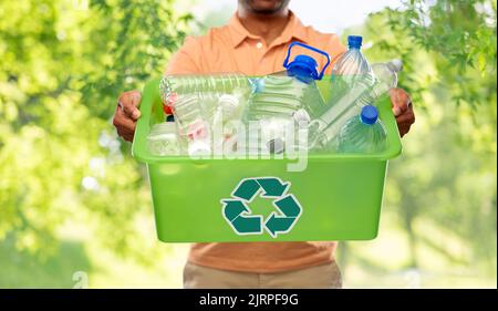 primo piano di giovani che smistano rifiuti di plastica Foto Stock