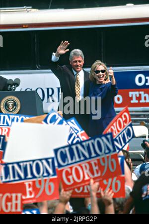 Il presidente degli Stati Uniti Bill Clinton e First Lady Hillary Clinton si sono fatti un'ondata di tifosi durante un rally di campagna, il 30 agosto 1996 a Cape Girardeau, Missouri. Clinton si fermò nella comunità del fiume Mississippi durante il suo tour in autobus chiamato il ponte al 21st ° secolo. Foto Stock