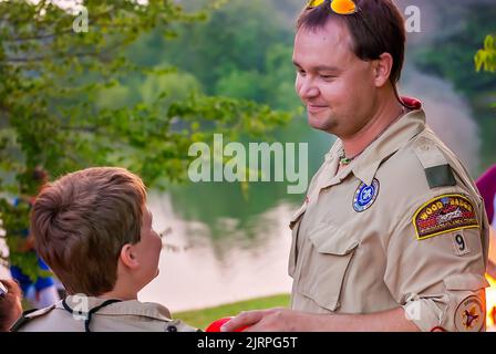 Un leader Boy Scout parla con un Boy Scout alla base dell'aeronautica militare di Columbus, 3 giugno 2011, a Columbus, Mississippi. Foto Stock