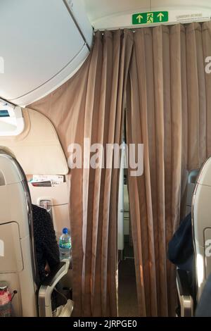 Tende/tendine tra i passeggeri Economy e i posti in Business Class su un aereo aereo aereo aereo Airbus A220 passeggeri. (131) Foto Stock