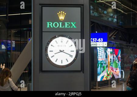 Visualizza orologio pubblicità Rolex marca di orologi. La nuova e modernizzata sala partenze terminal internazionale, aeroporto di Ginevra / Ginevra, Svizzera. (131) Foto Stock