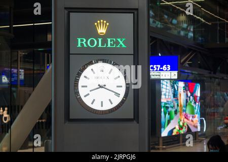Visualizza orologio pubblicità Rolex marca di orologi. La nuova e modernizzata sala partenze terminal internazionale, aeroporto di Ginevra / Ginevra, Svizzera. (131) Foto Stock
