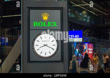 Visualizza orologio pubblicità Rolex marca di orologi. La nuova e modernizzata sala partenze terminal internazionale, aeroporto di Ginevra / Ginevra, Svizzera. (131) Foto Stock